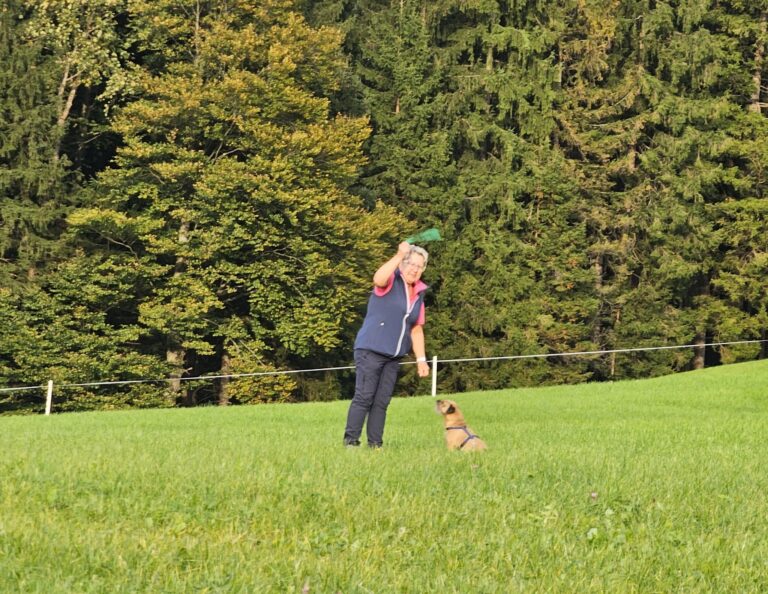 Hund und Hundeführer:in bei der Fährtenarbeit.